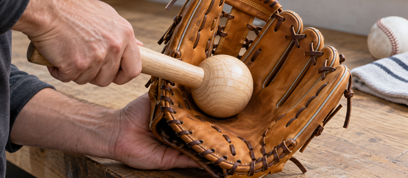Jak rozehrát novou baseballovou nebo softballovou rukavici a pečovat o ni